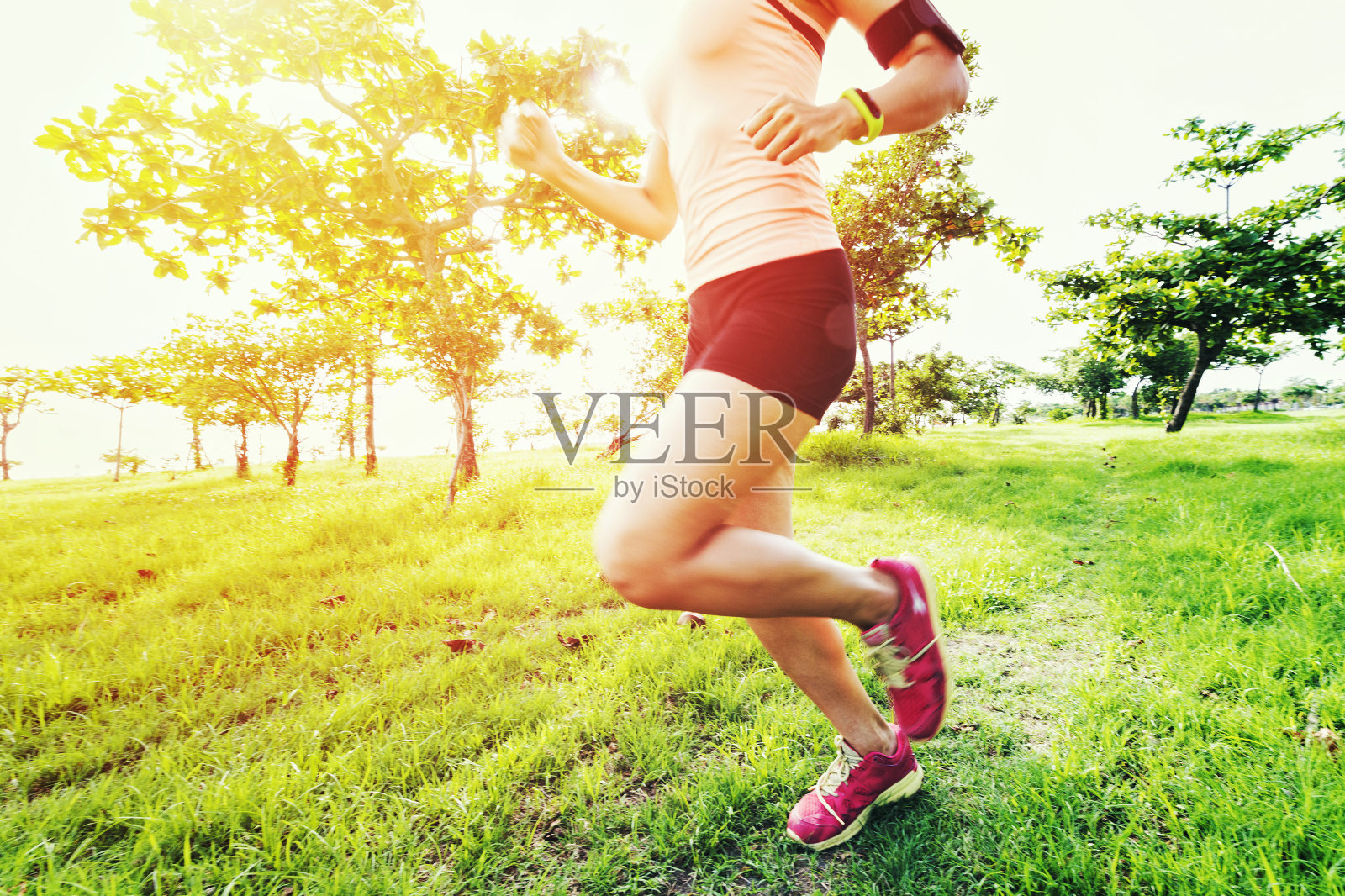 健康的生活方式,年轻女子跑步日出照片摄影图片