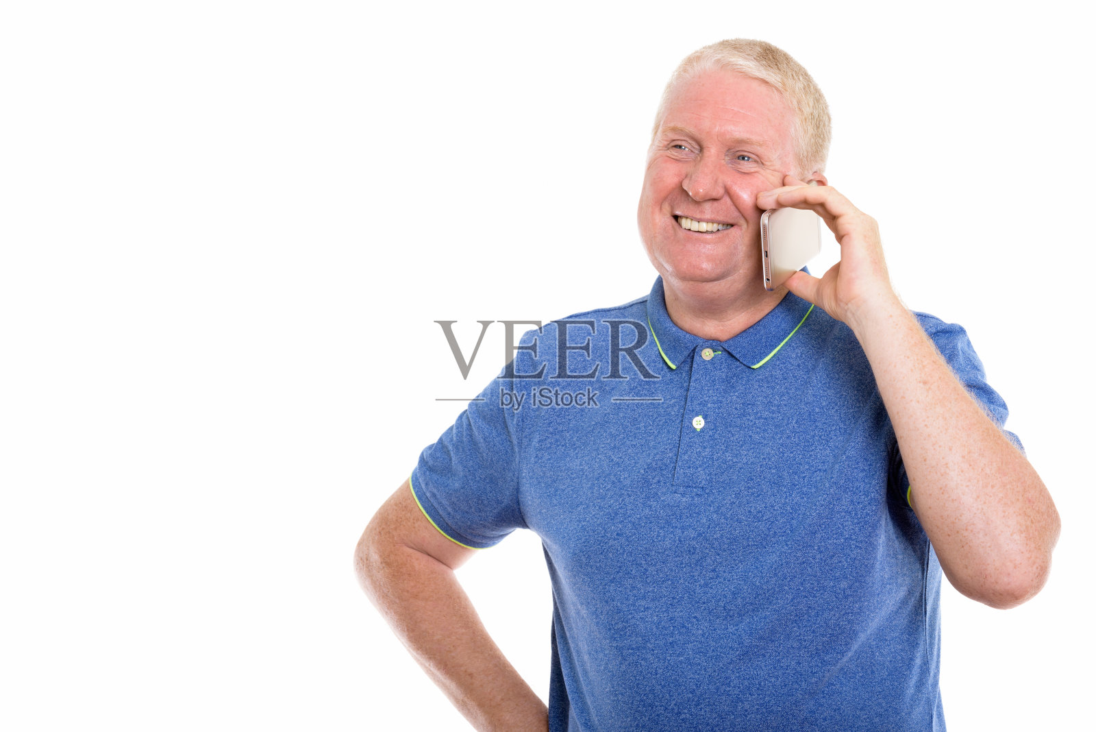 工作室拍摄的一个快乐的成熟男子一边思考一边用手机打电话照片摄影图片