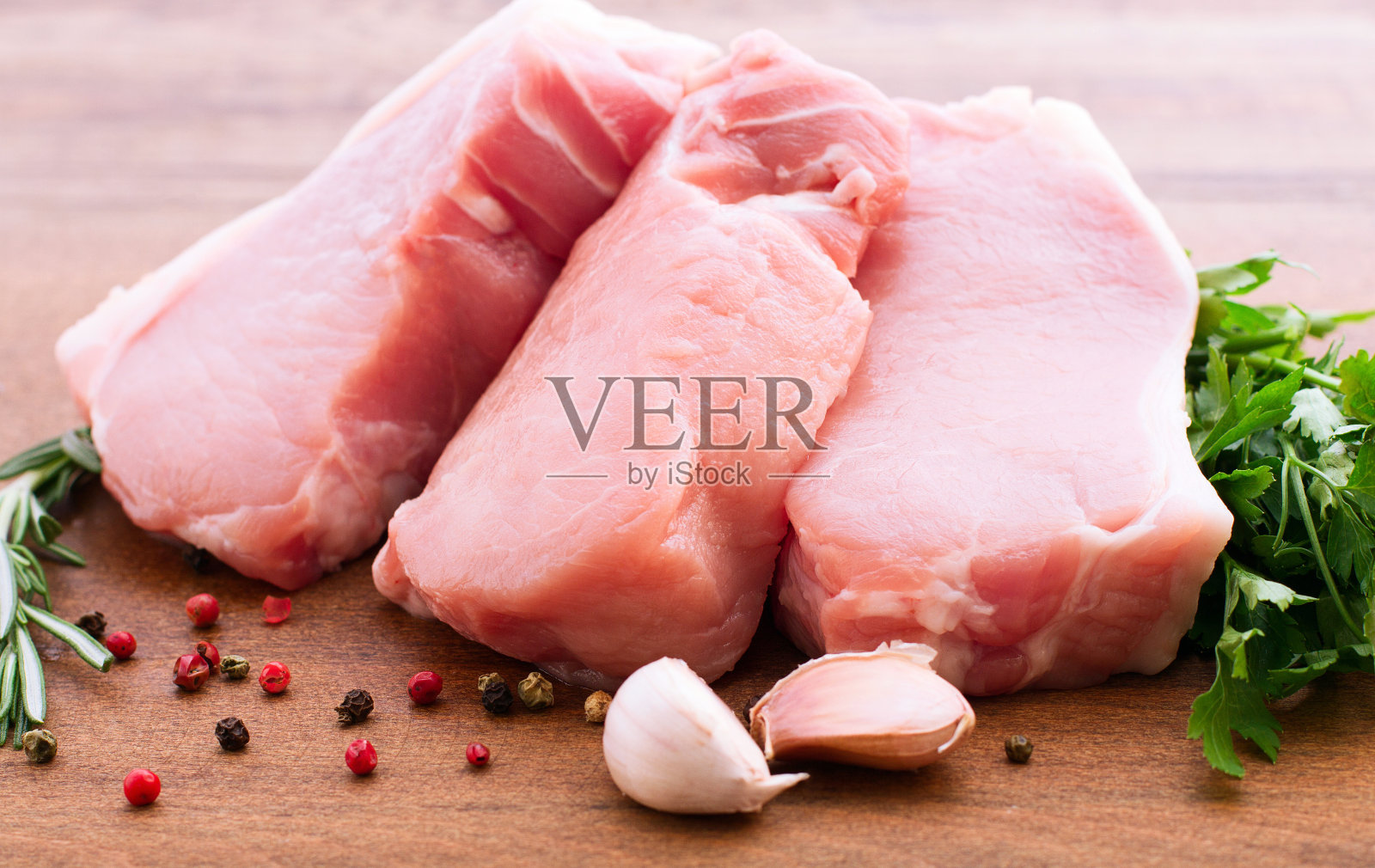 生猪肉放在木桌上照片摄影图片