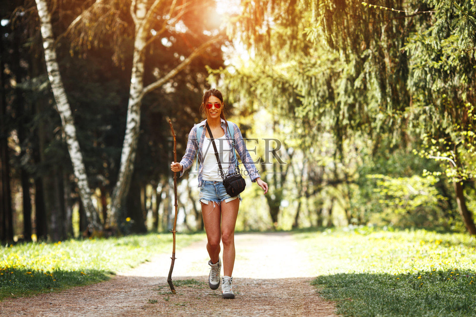 年轻女性徒步谷森林照片摄影图片
