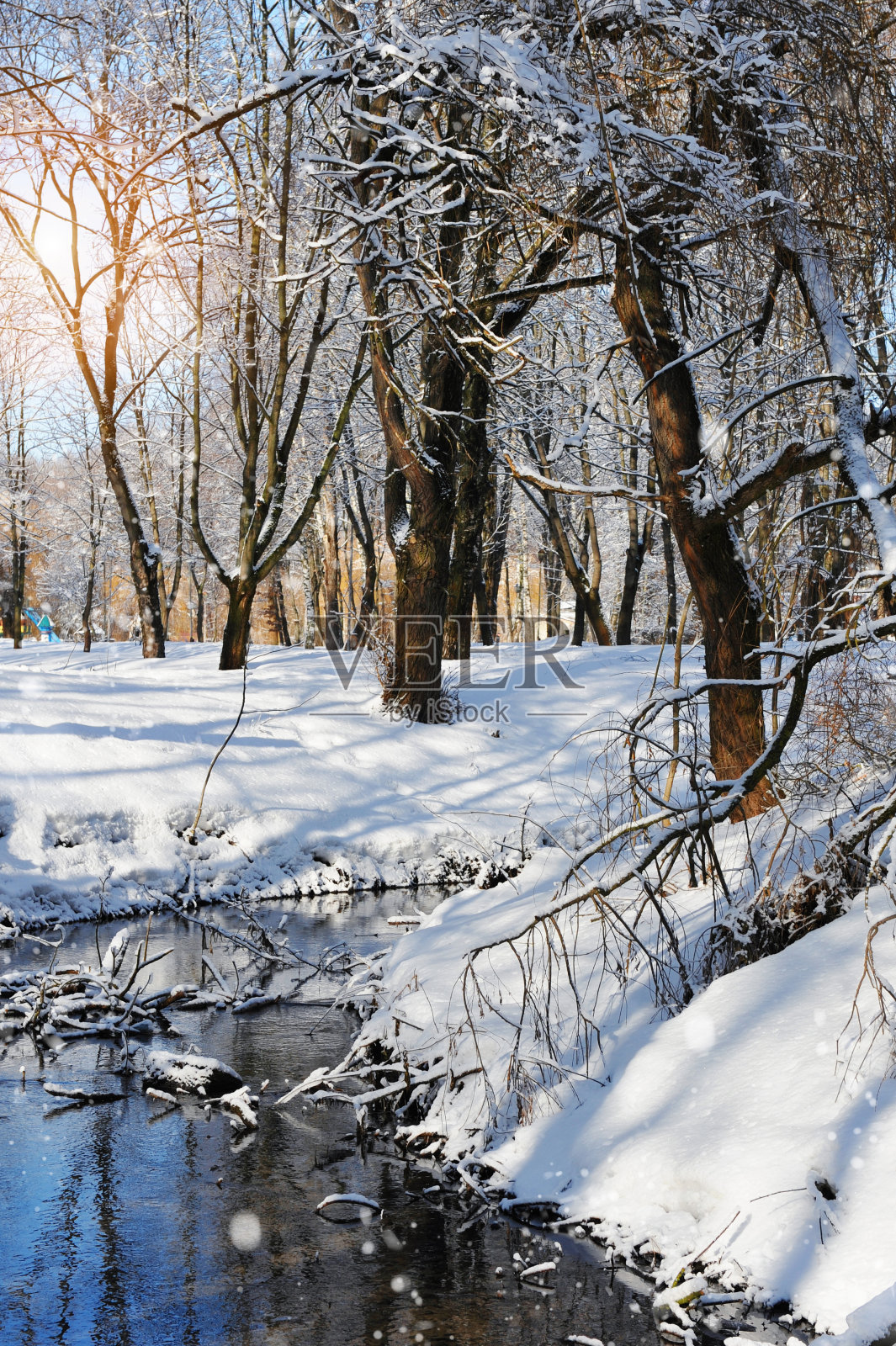 美丽的冬季景观与河流照片摄影图片