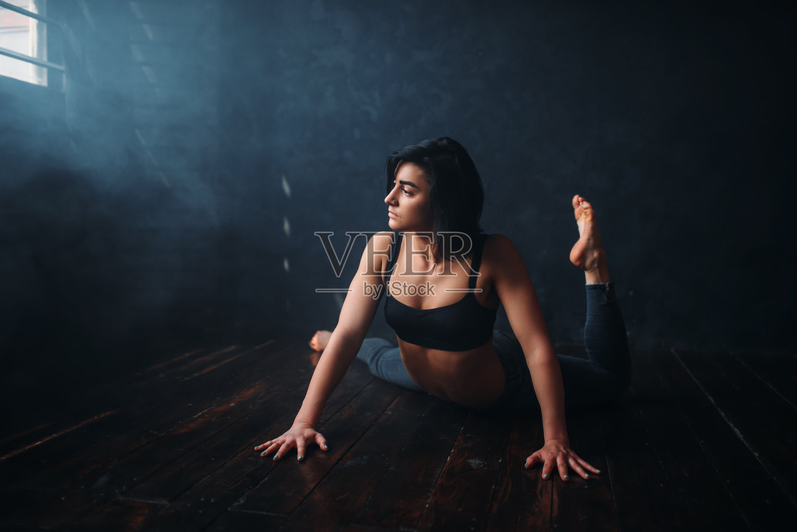 在舞蹈课上观看舞蹈女演员照片摄影图片