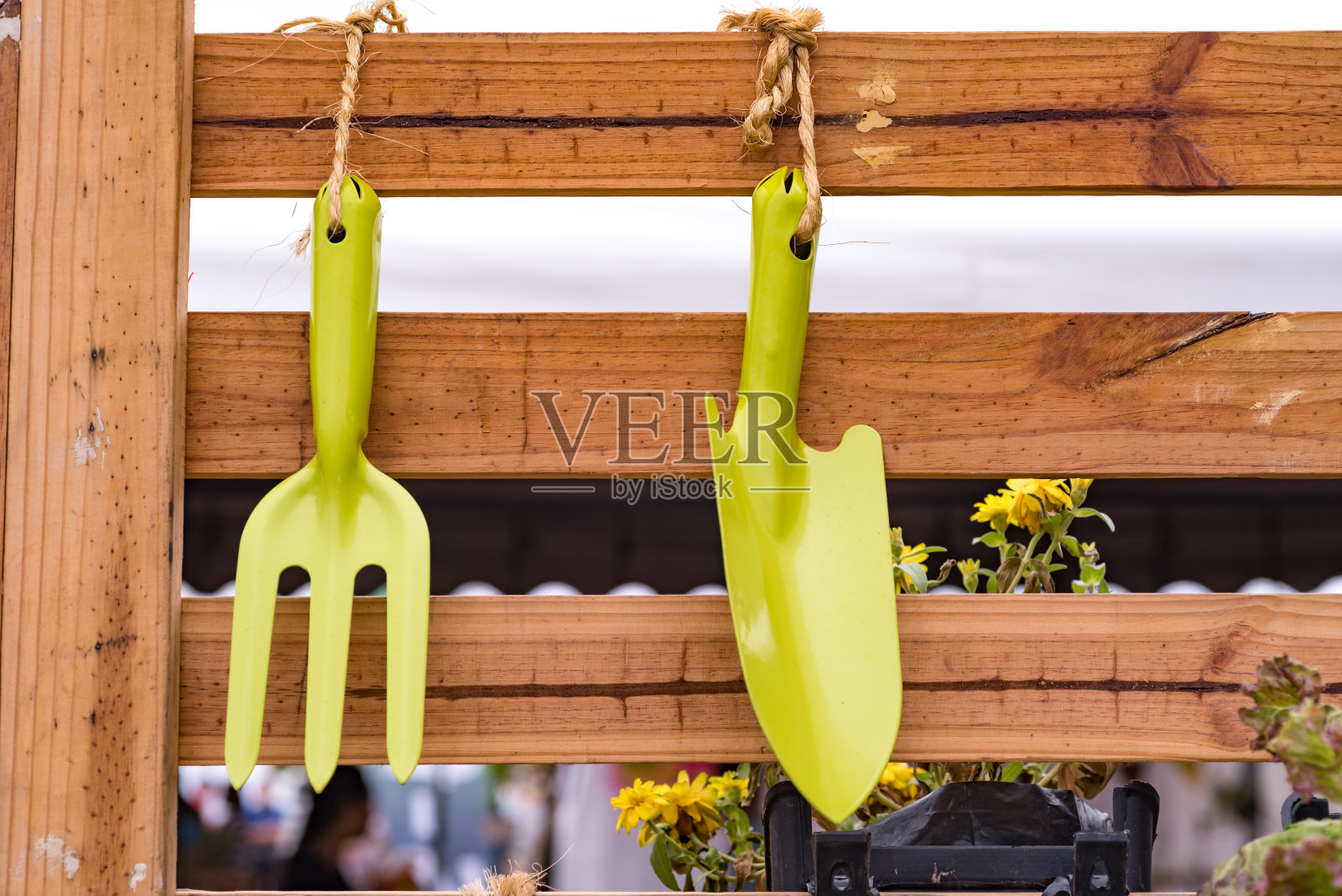 园艺工具、叉和铲以木质为背景,选择性聚焦照片摄影图片