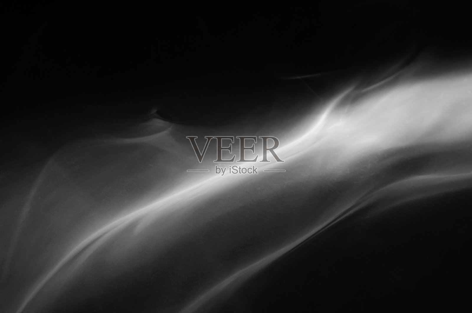 烟雾运动,黑色背景上抽象的白色烟雾。照片摄影图片