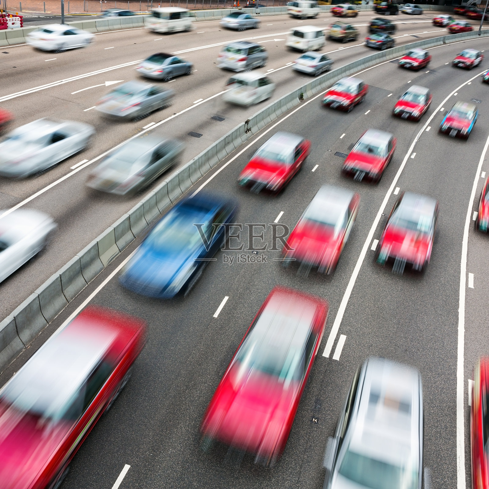 多车道高速公路上的交通与运动模糊照片摄影图片