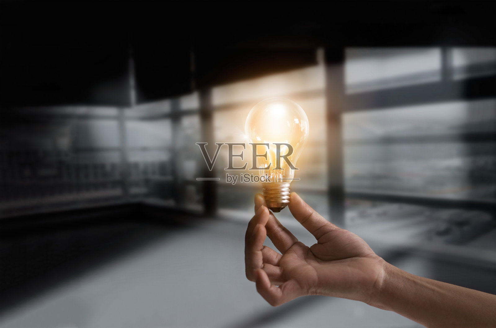 商人抱着照明灯泡的概念为创意,创意灵感的概念创意照片摄影图片