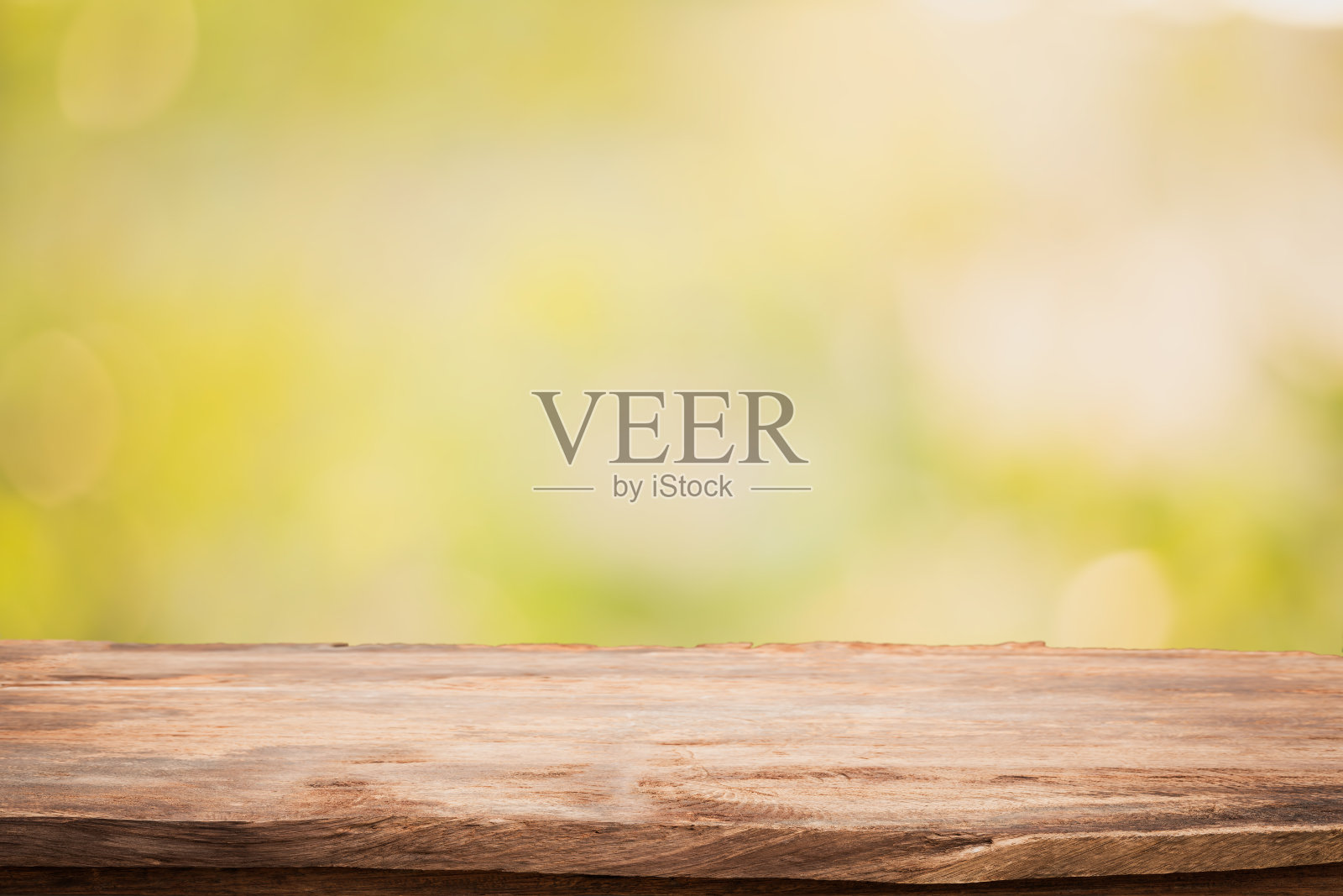 模糊的自然背景上的空桌面,放置产品的空间,温暖的光线从日落照片摄影图片