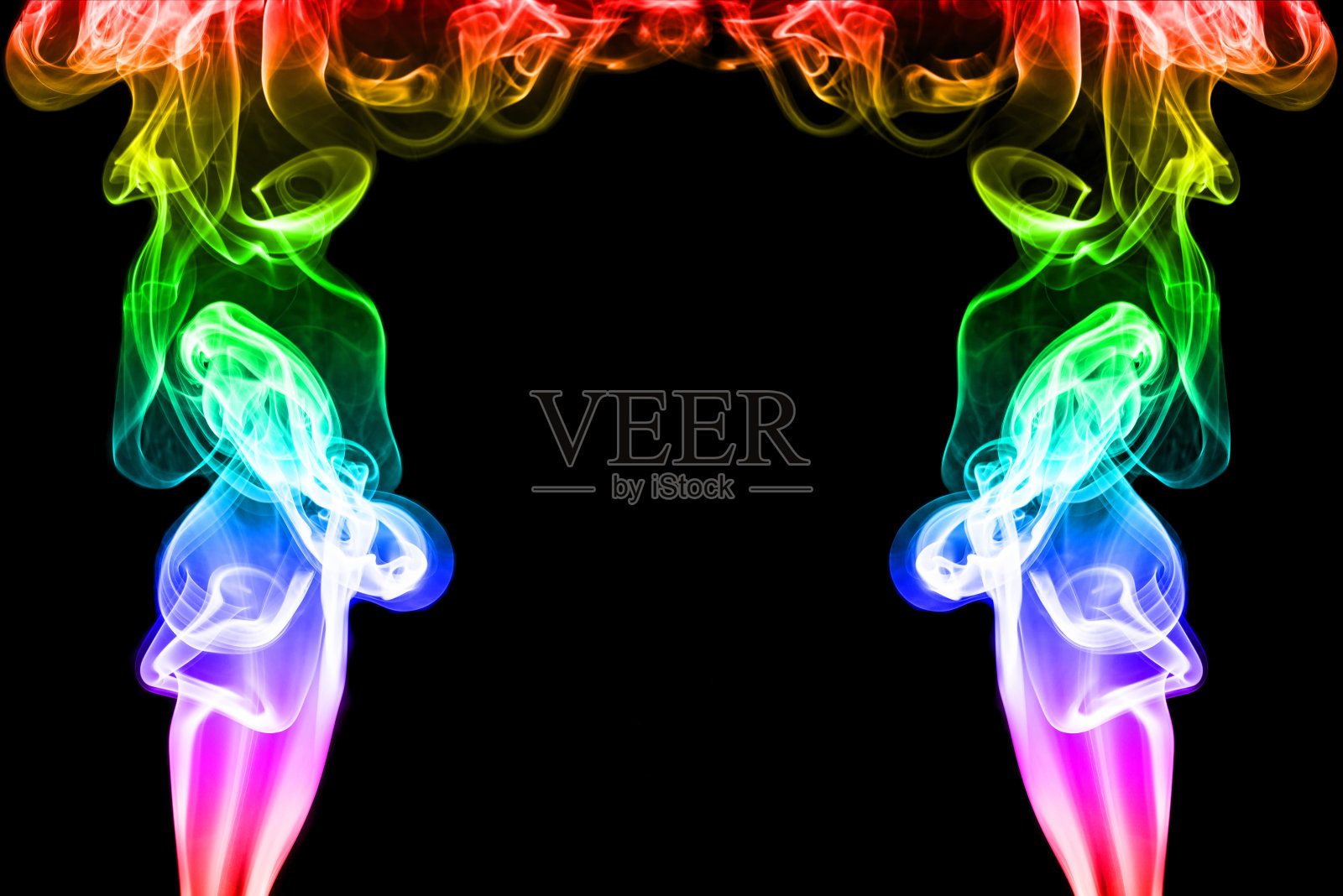 黑色背景上的彩虹烟雾照片摄影图片