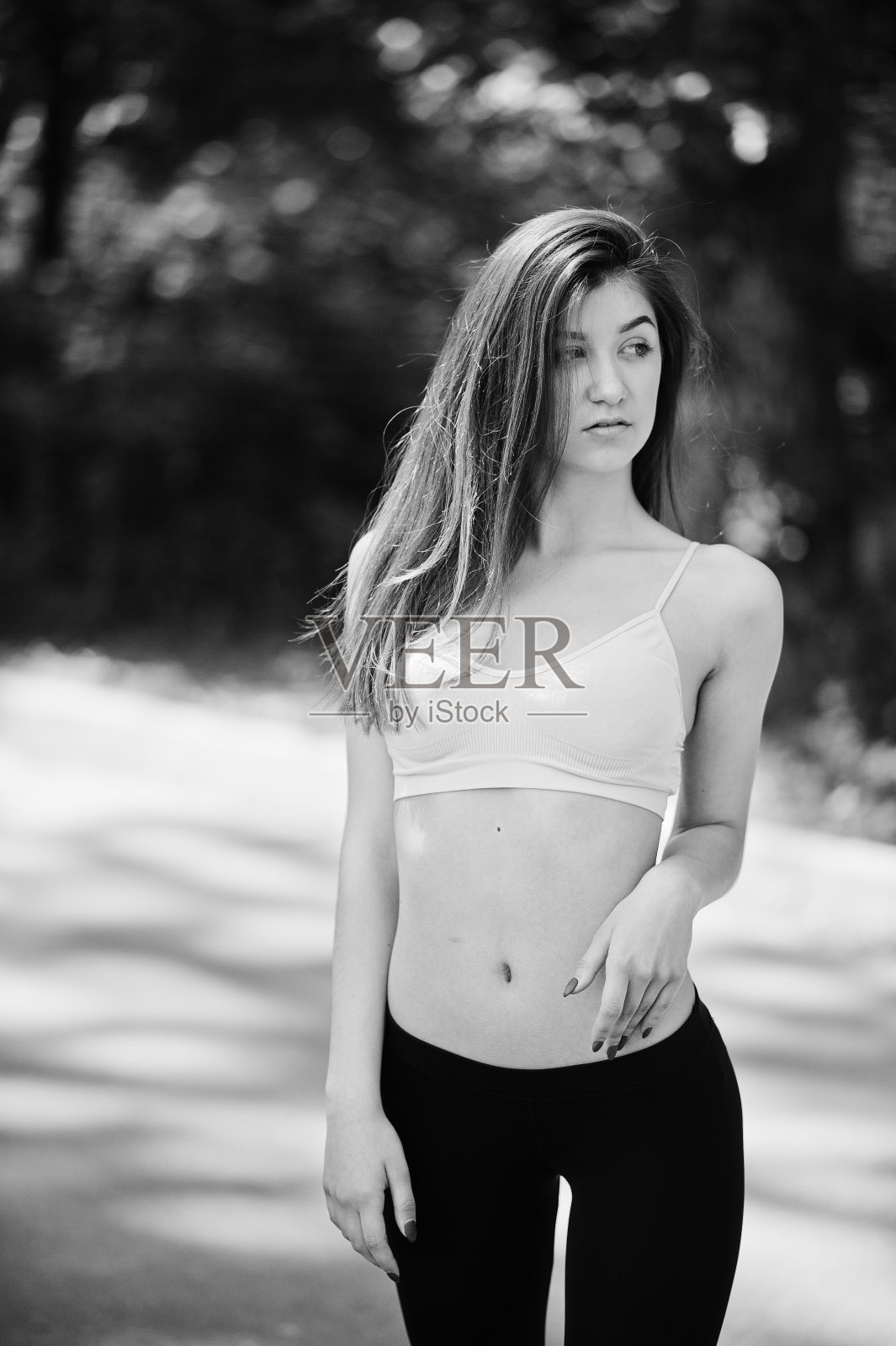 健身运动女孩穿运动装,户外运动,都市风格。照片摄影图片