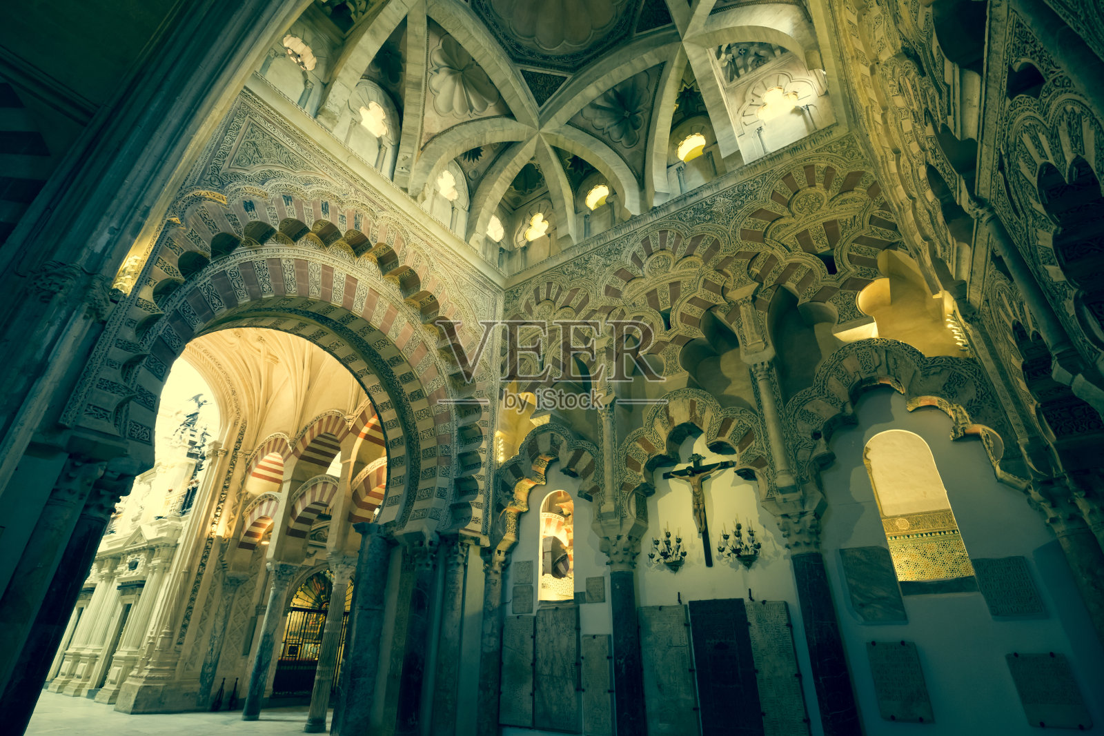 西班牙科尔多瓦著名的大清真寺或梅兹基塔内部照片摄影图片