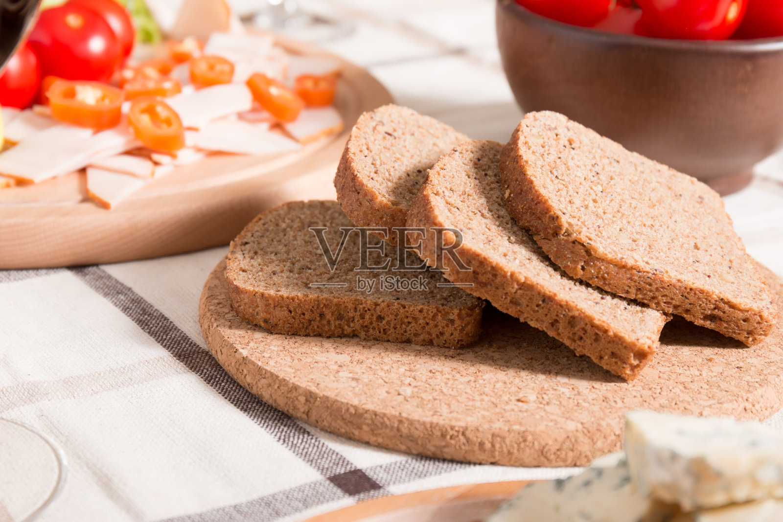 自制晚餐,有面包、西红柿、奶酪、火腿和葡萄酒照片摄影图片
