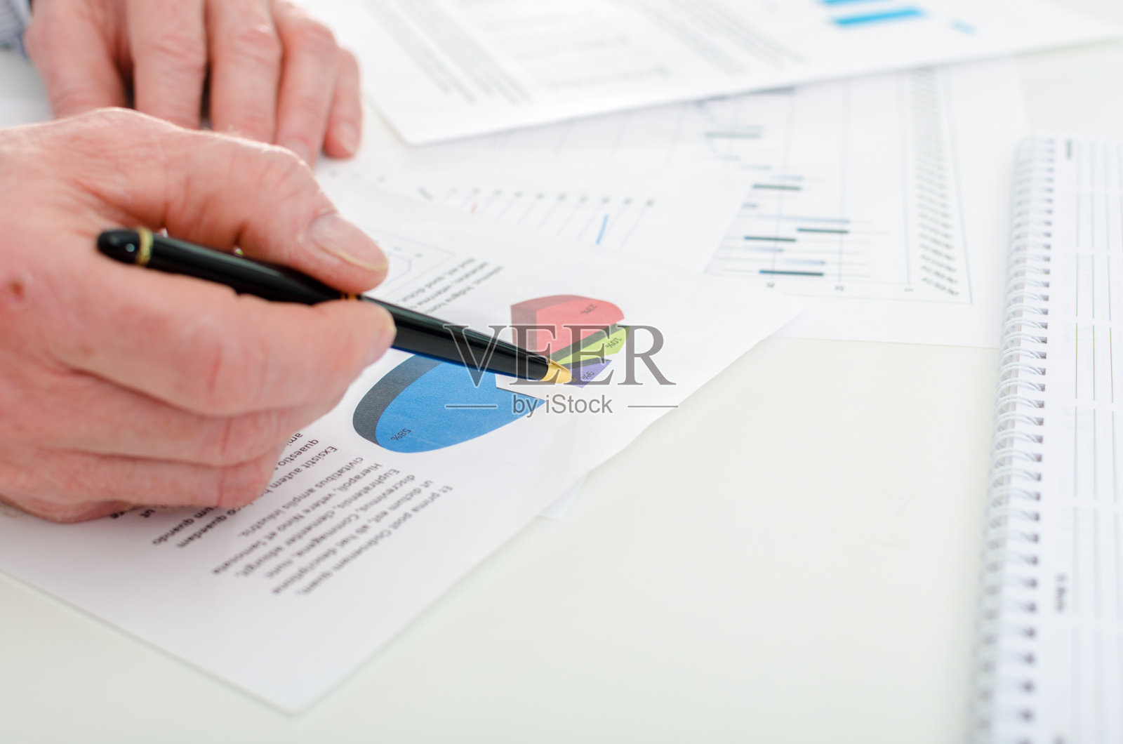 商人查看财务图表照片摄影图片