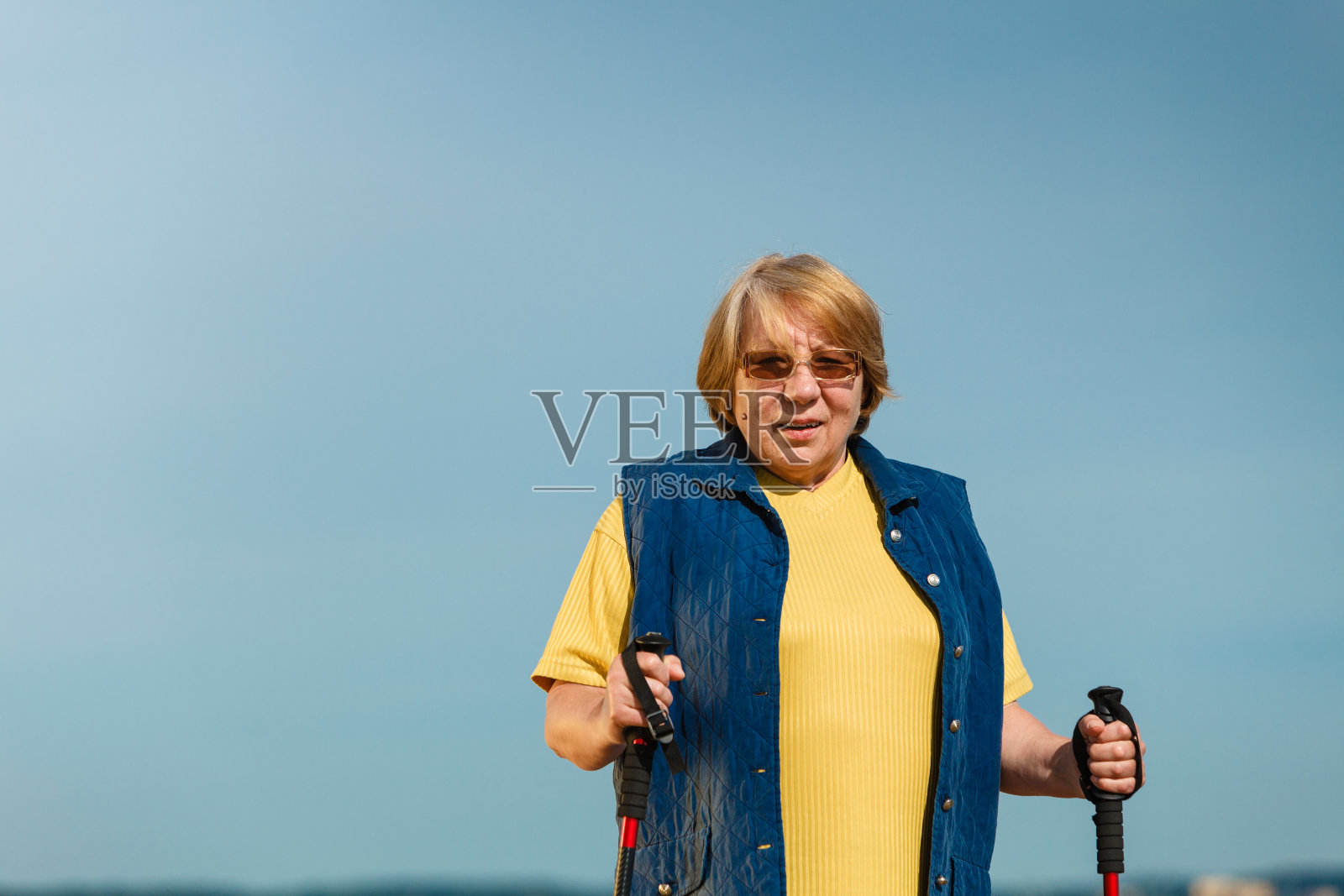 老女人在沙滩上练习北欧步法照片摄影图片