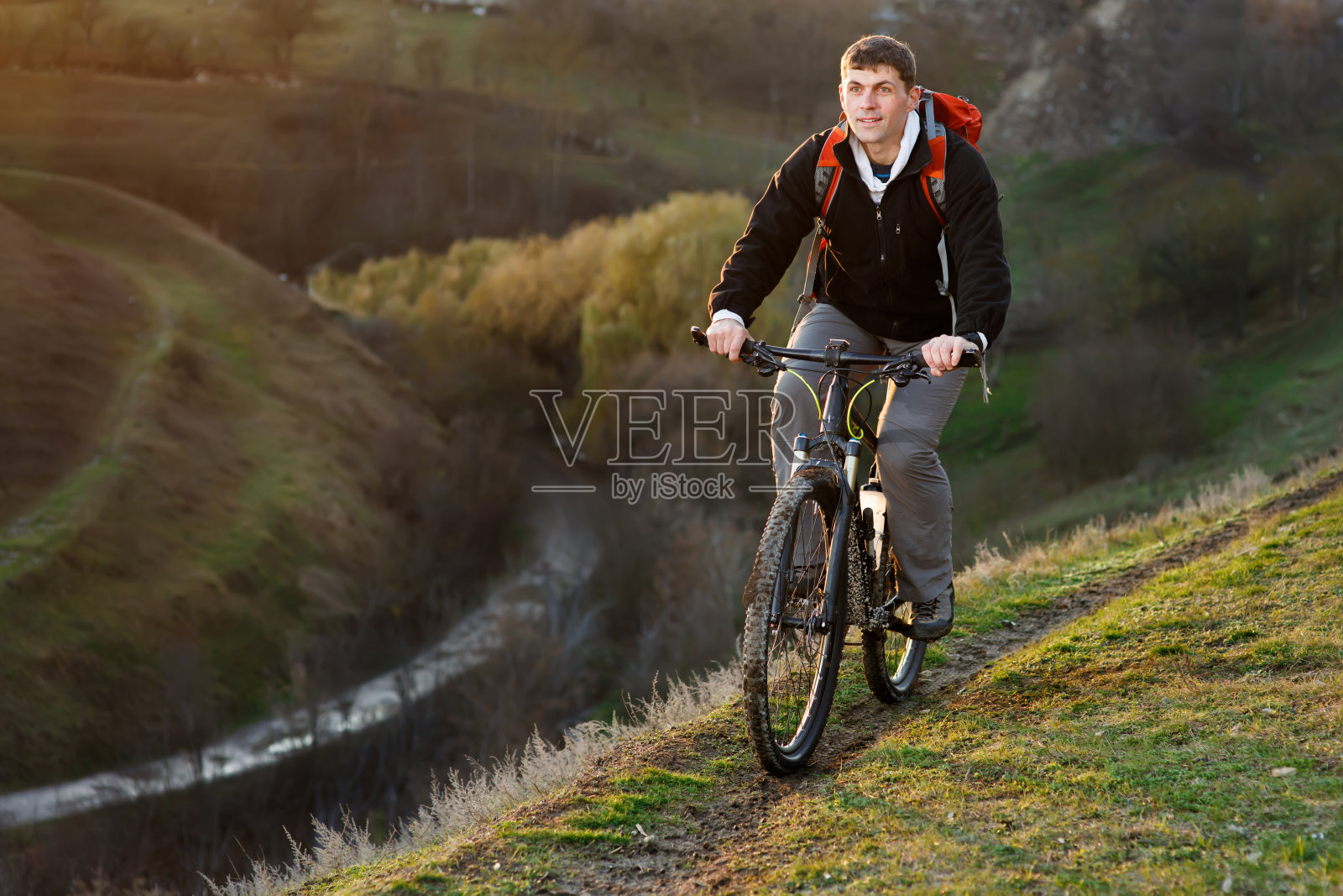 骑自行车的人在美丽的春天山路上骑自行车照片摄影图片