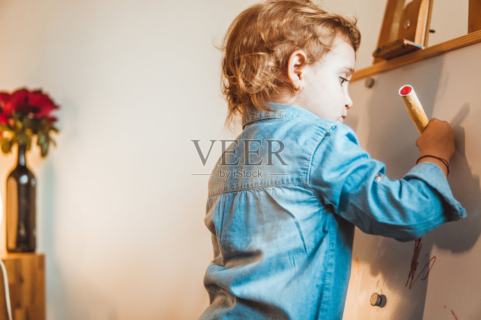 漂亮的小女孩画照片摄影图片