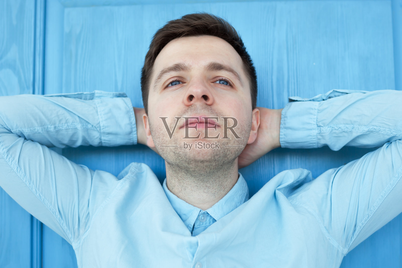 穿着蓝色衬衫的快乐白人男人照片摄影图片