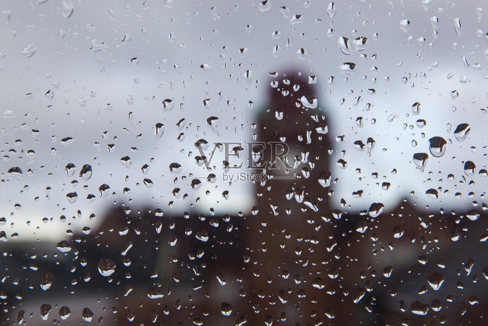 雨天,雨点落在窗户上,照片摄影图片
