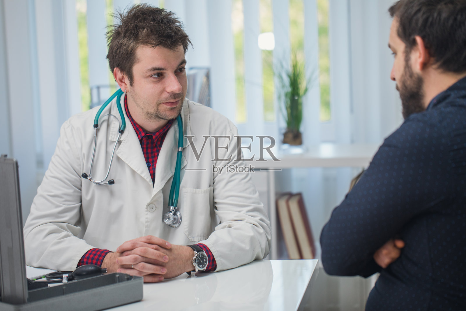 年轻的医生和病人照片摄影图片