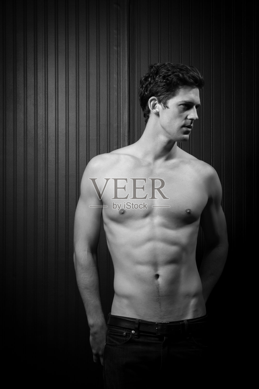 年轻的白人男子与运动身体照片摄影图片