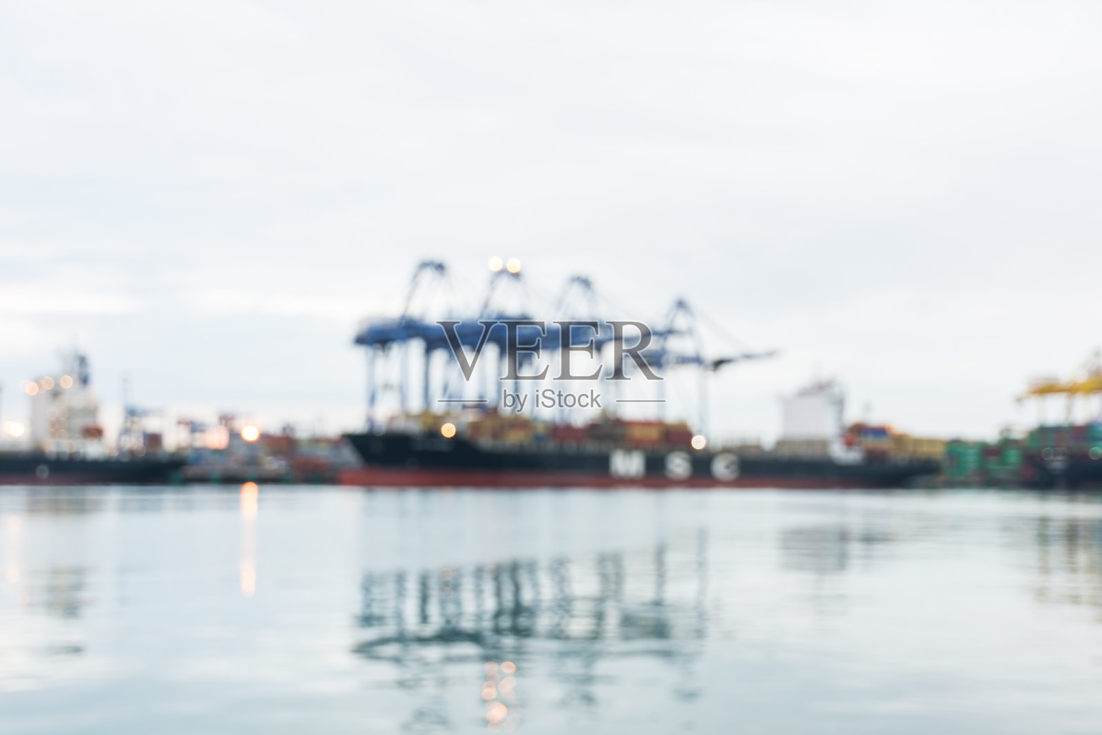 图像模糊大型港口起重机装载照片摄影图片