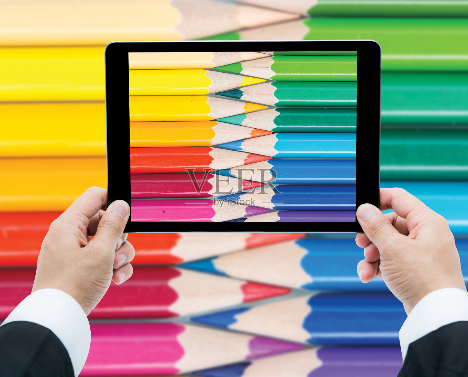 商人用平板电脑拍照照片摄影图片