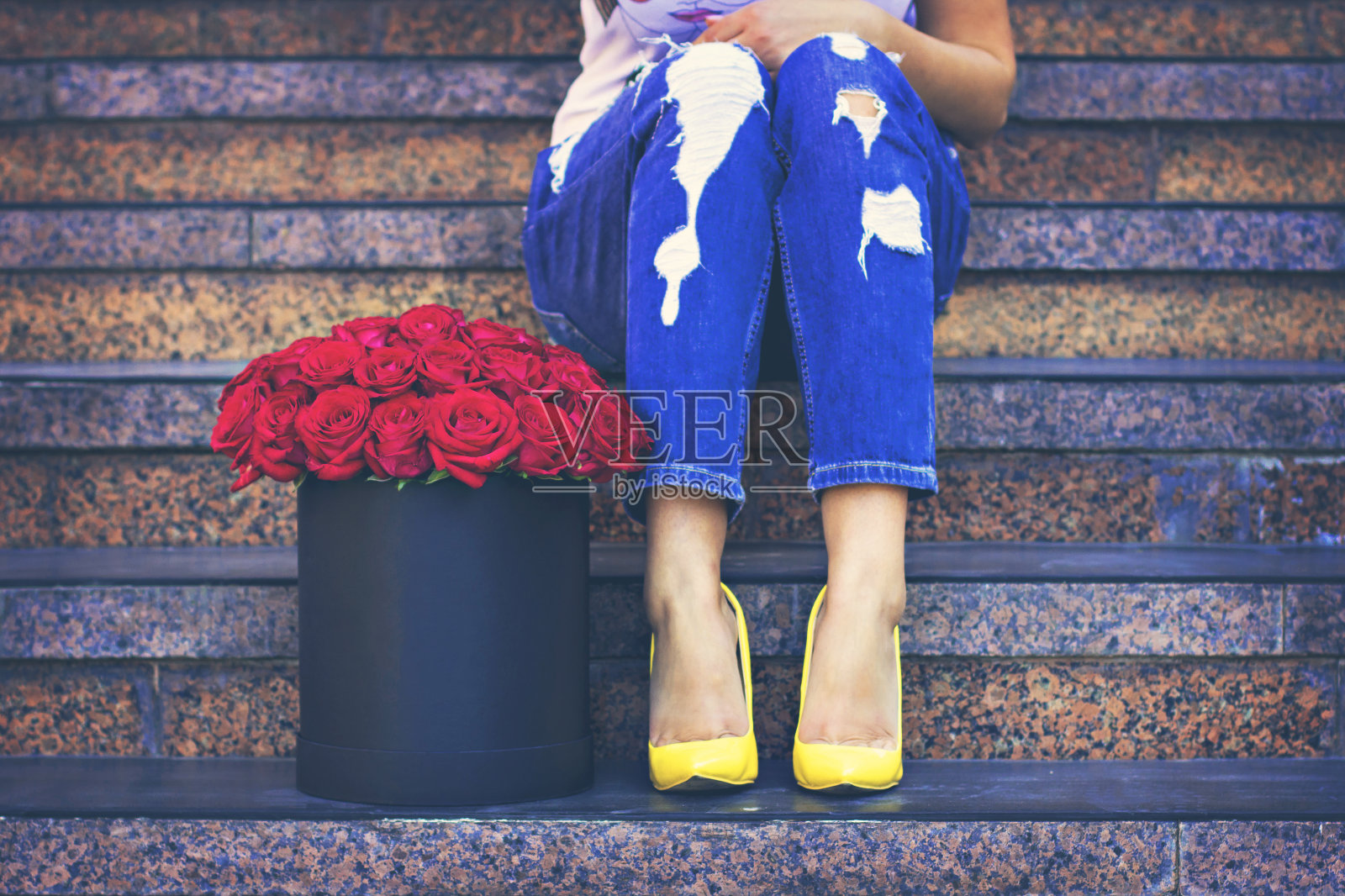 一大束装在盒子里的红玫瑰照片摄影图片