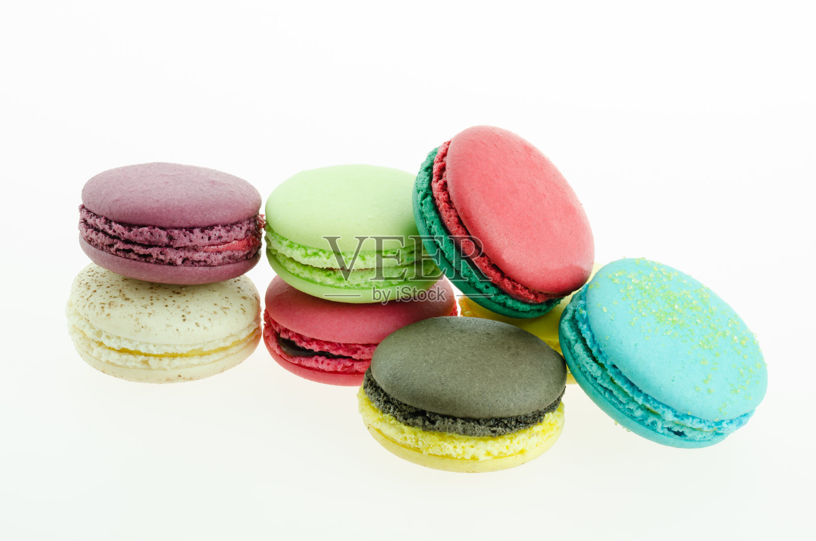 马卡龙在白色的背景上有许多颜色照片摄影图片