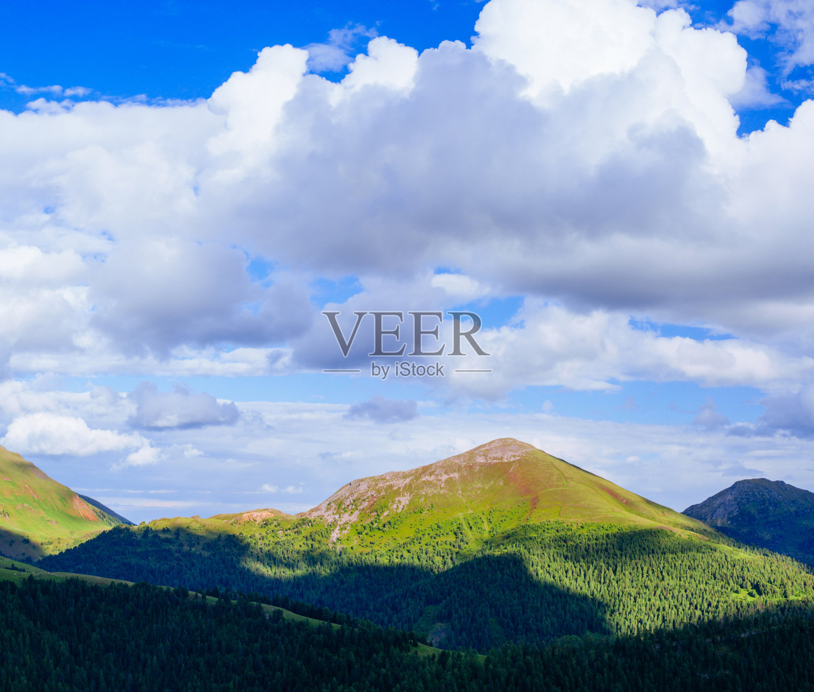 乌克兰山上美丽的日落。照片摄影图片