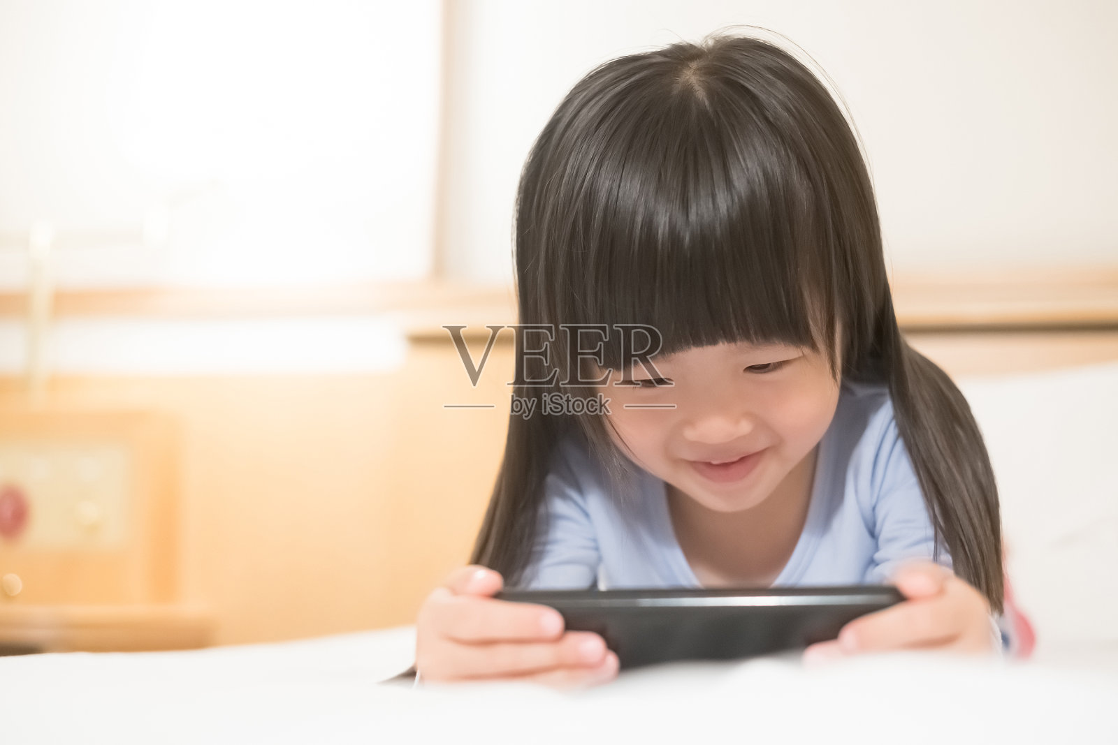 可爱女孩用手机照片摄影图片