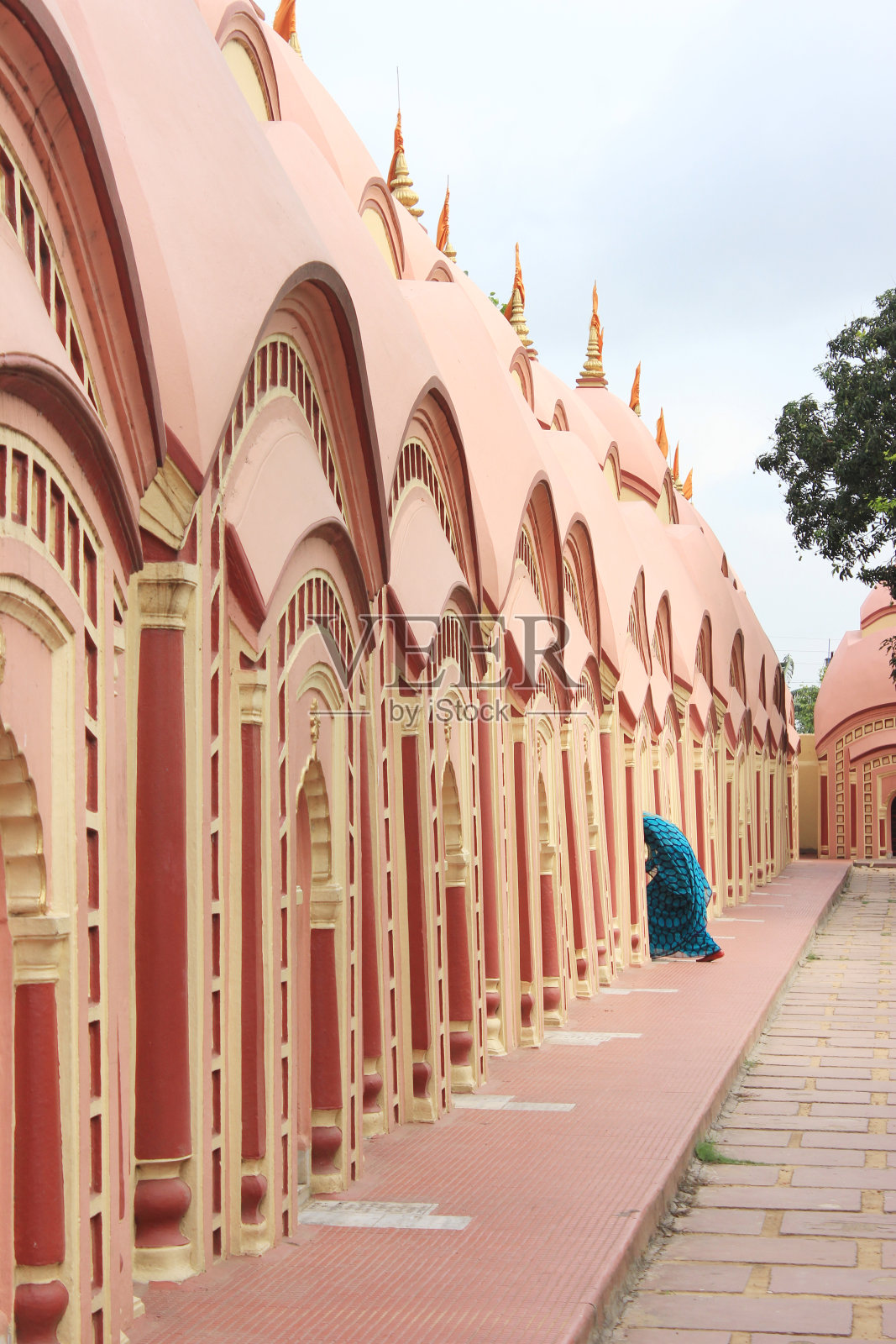 妇女正在湿婆神庙祈祷。照片摄影图片