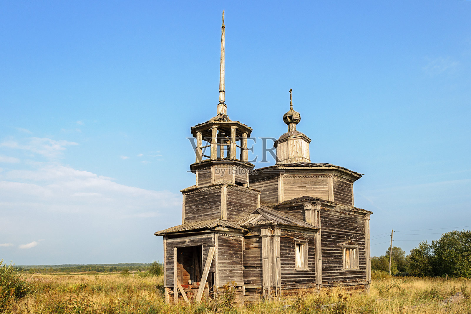 古老毁坏的木制东正教教堂照片摄影图片