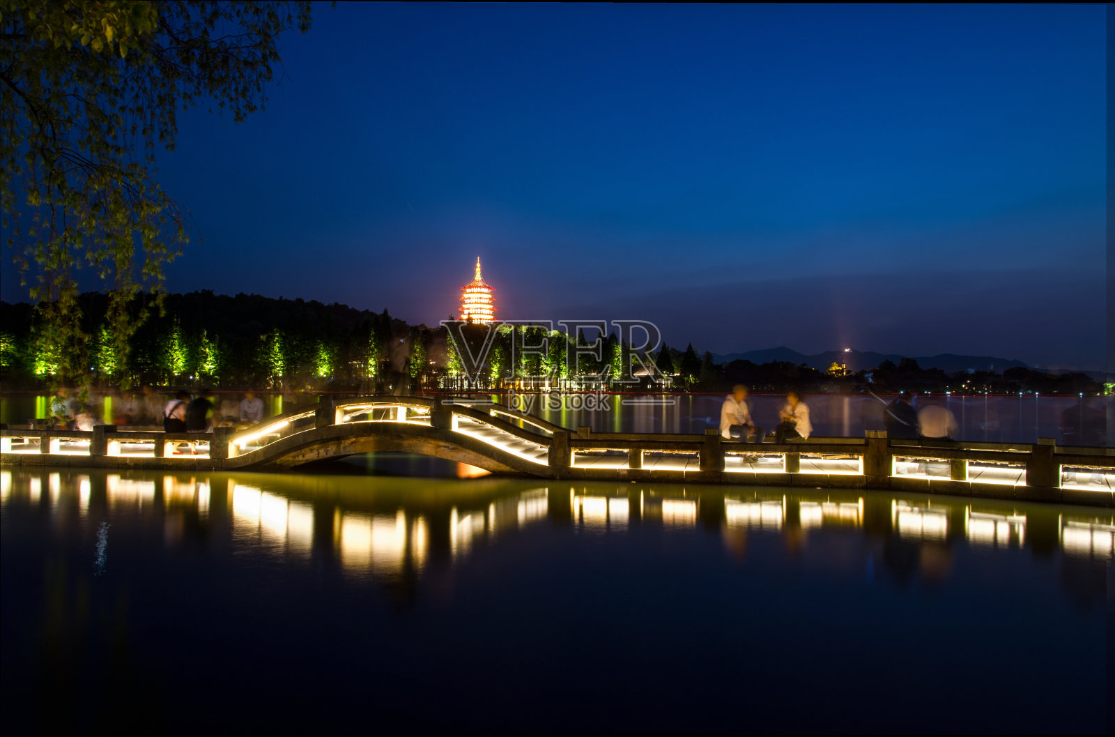 西湖在夜里照片摄影图片