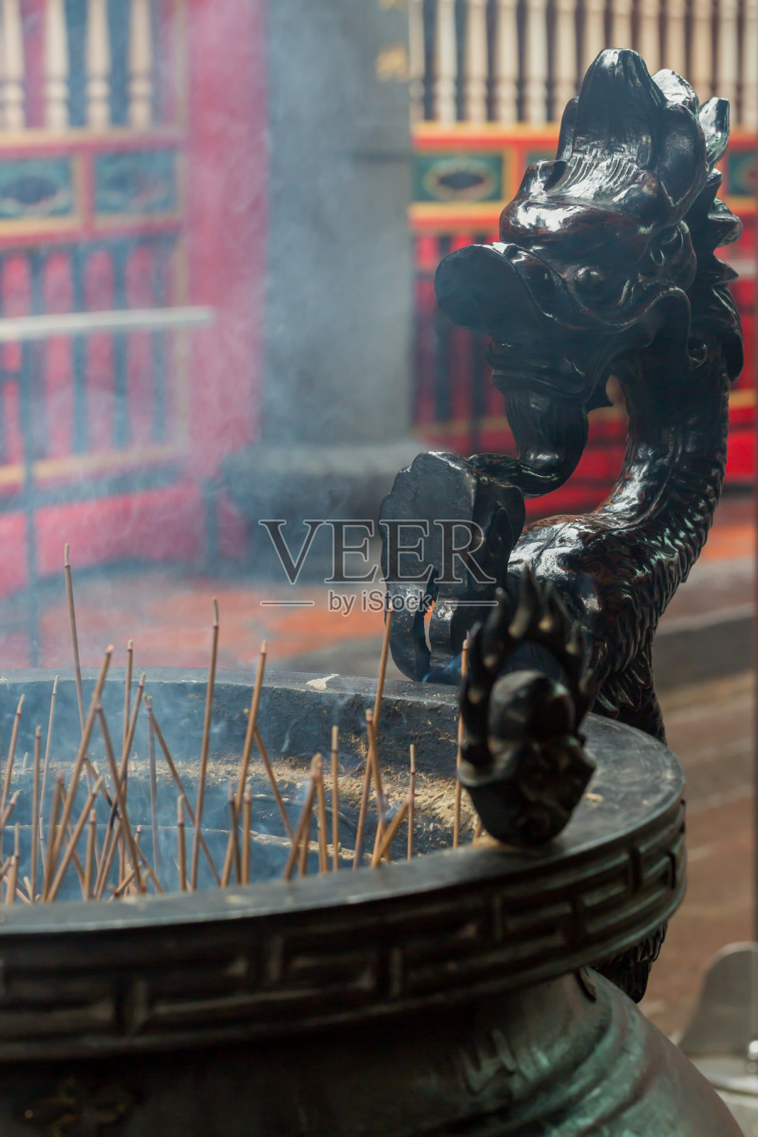 在中国寺庙里烧香照片摄影图片