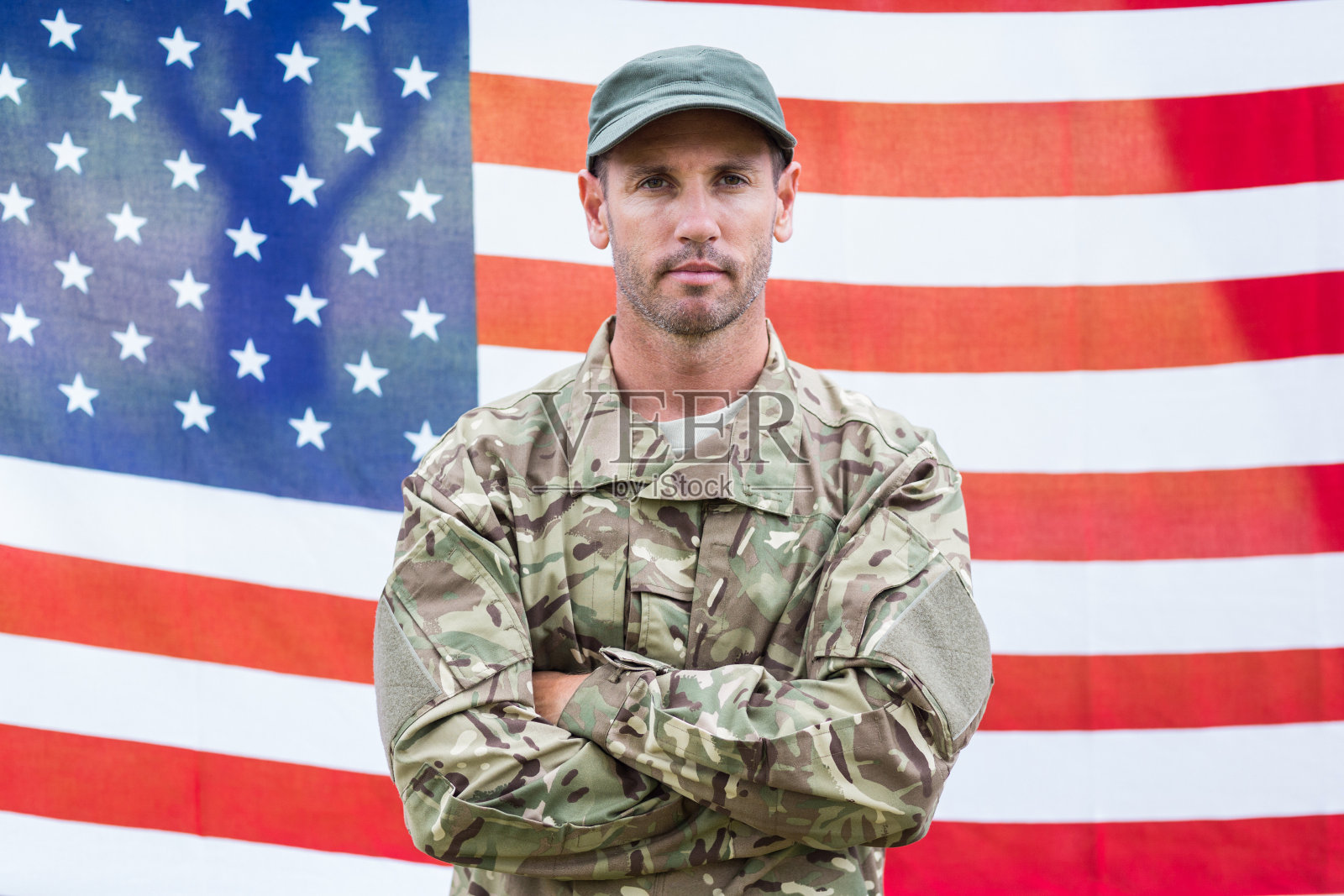 忧伤的士兵看着摄像机照片摄影图片