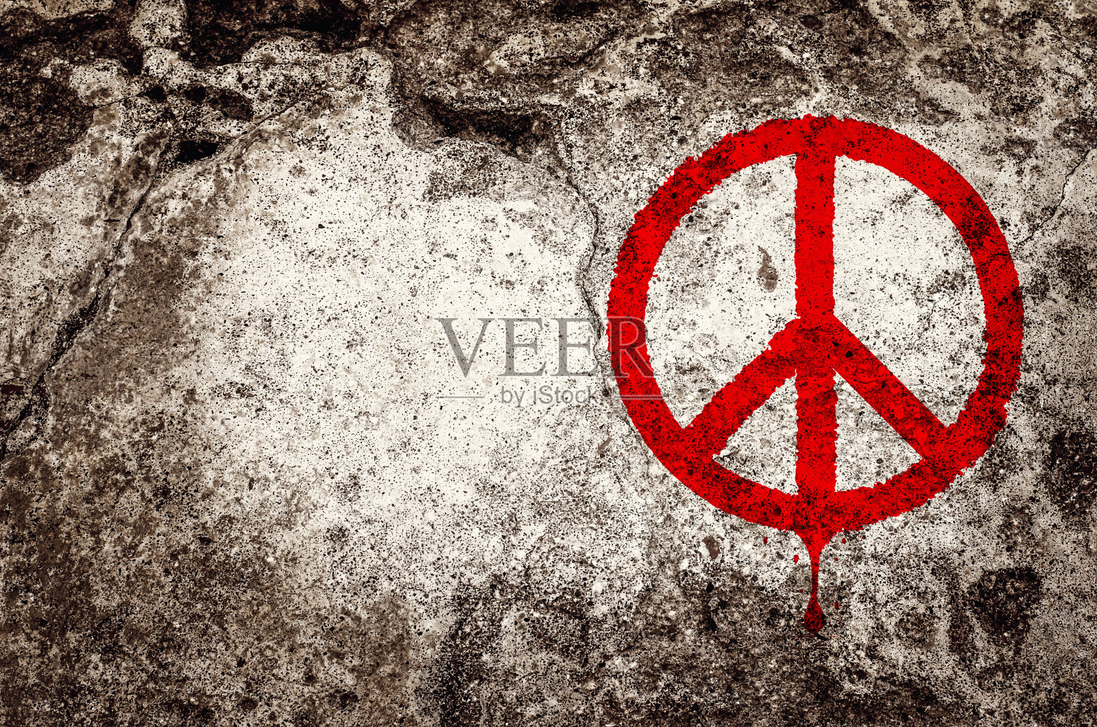 垃圾水泥墙上的红色和平标志涂鸦照片摄影图片