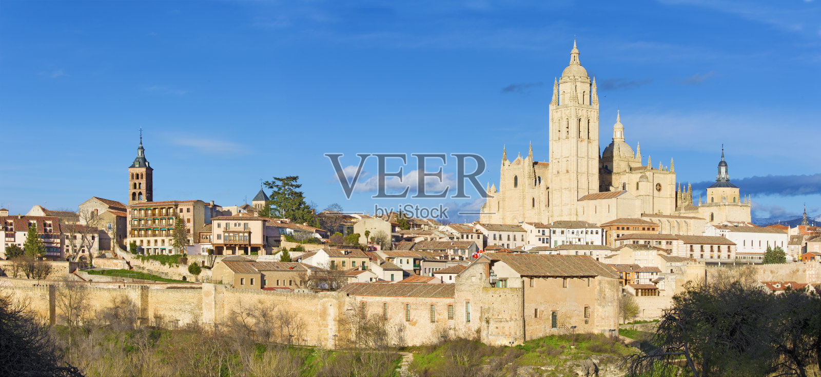 塞戈维亚——大教堂和城墙照片摄影图片