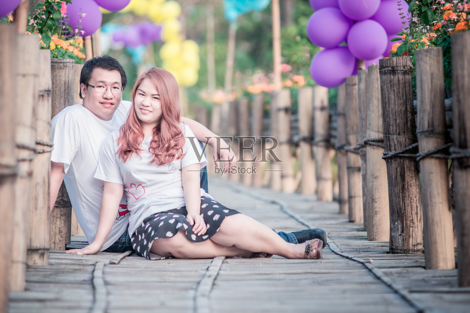 亚洲幸福夫妇在户外照片摄影图片