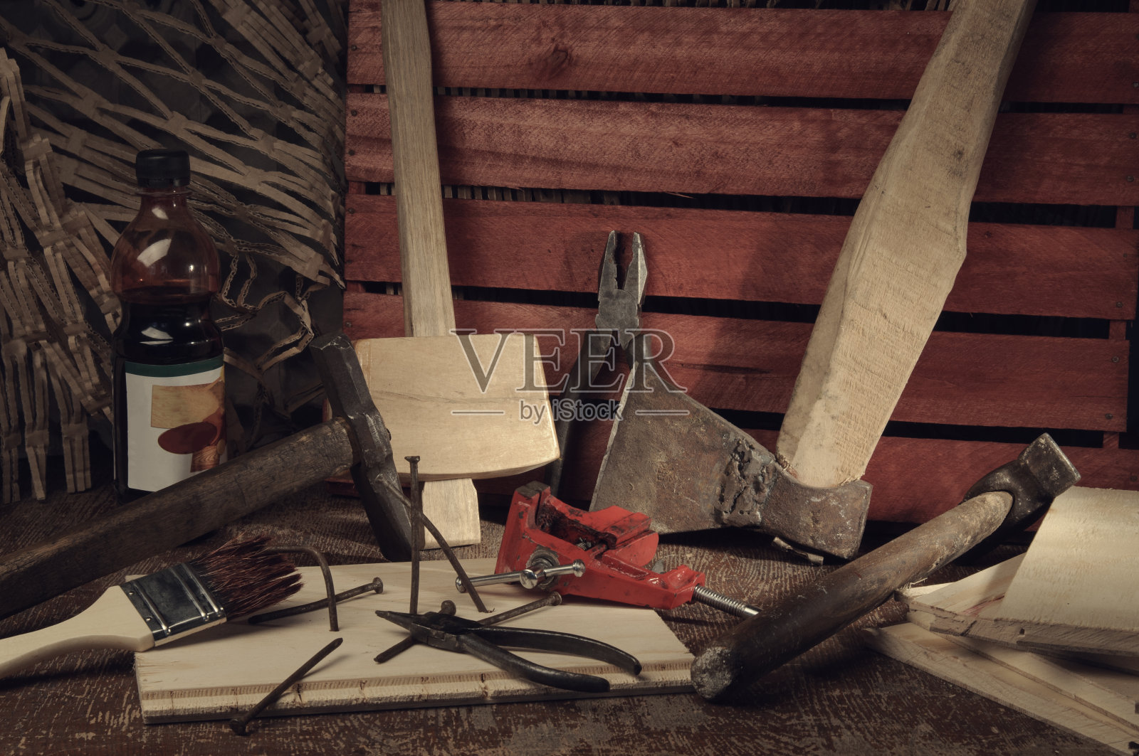 复古风格的旧工具在木桌细木工。照片摄影图片