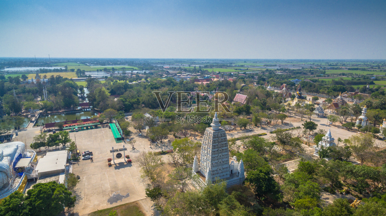 寺庙里有许多令人惊叹的雕塑和建筑师照片摄影图片