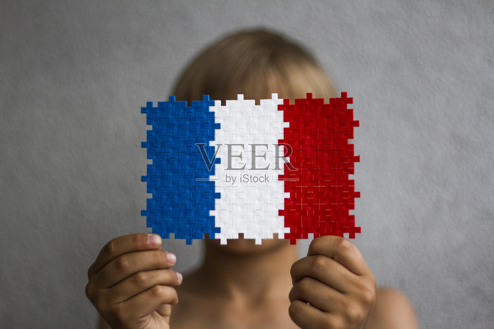 拿着法国国旗的男孩是用照片摄影图片