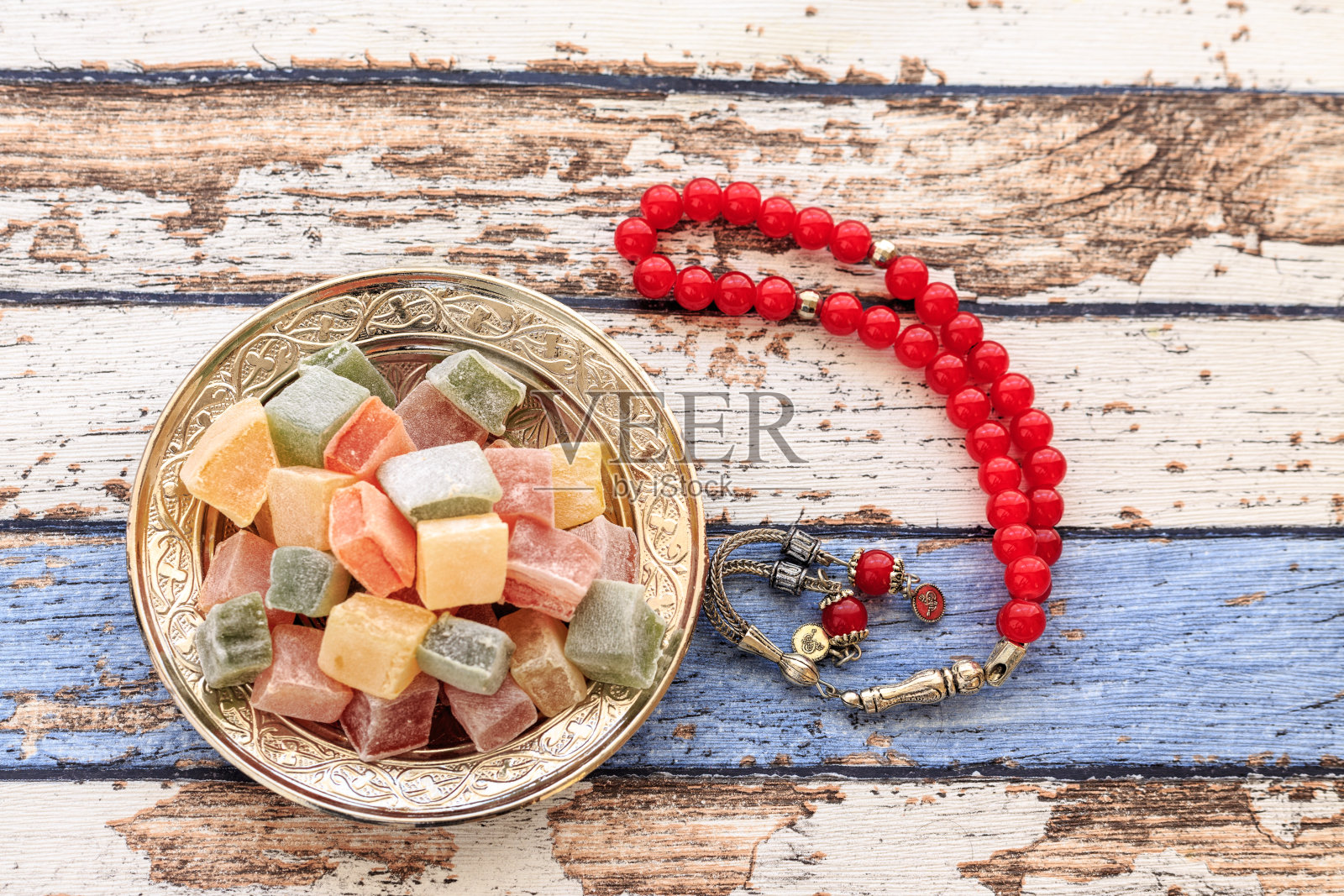 土耳其美食盘与红色祈祷珠在老式桌面视图照片摄影图片
