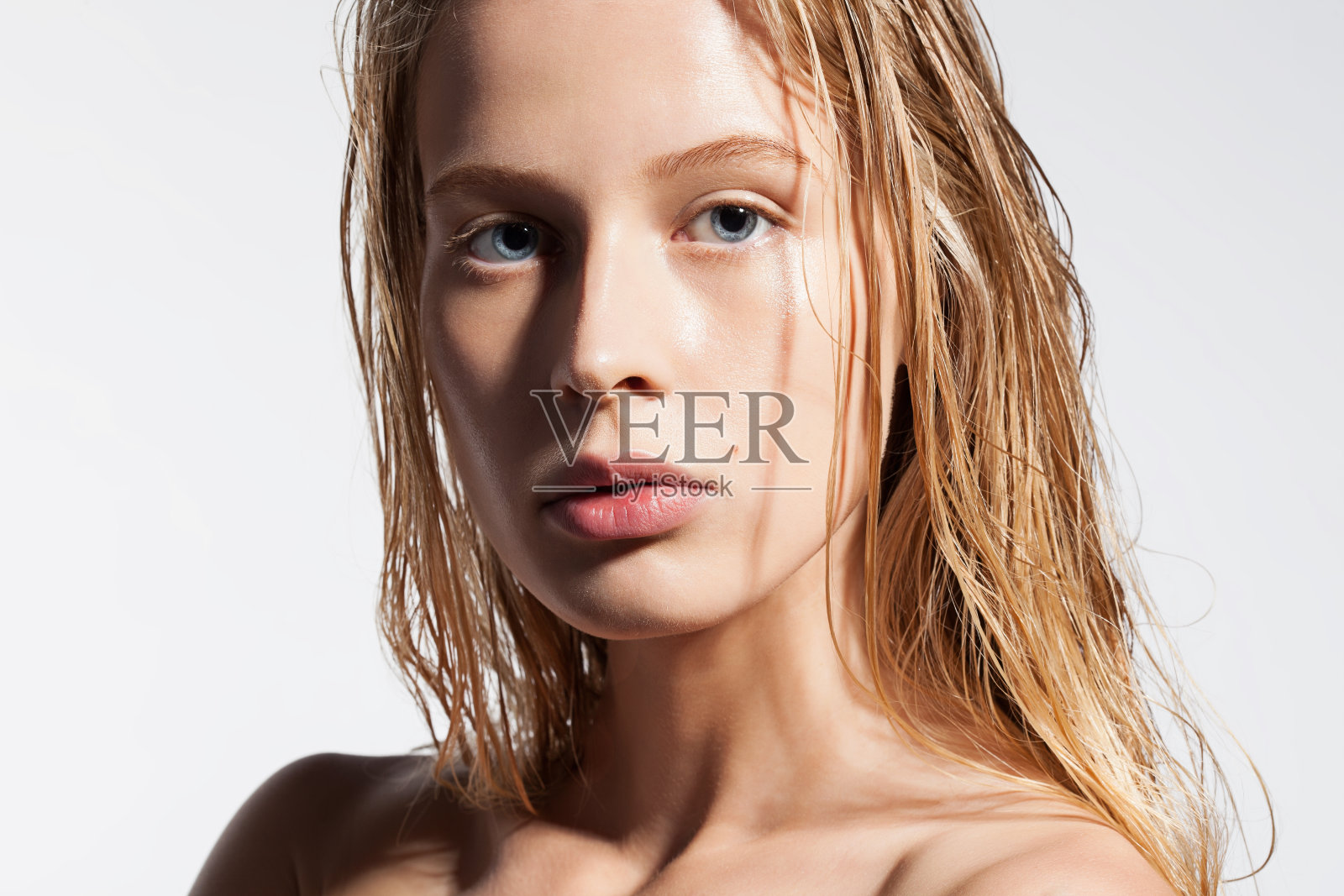 女人完美的皮肤没有化妆孤立在白色的背景照片摄影图片