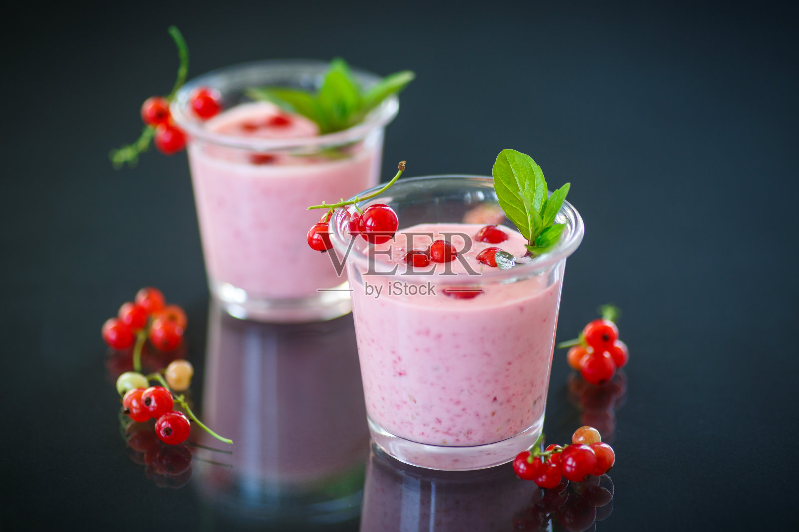 红醋栗奶昔照片摄影图片