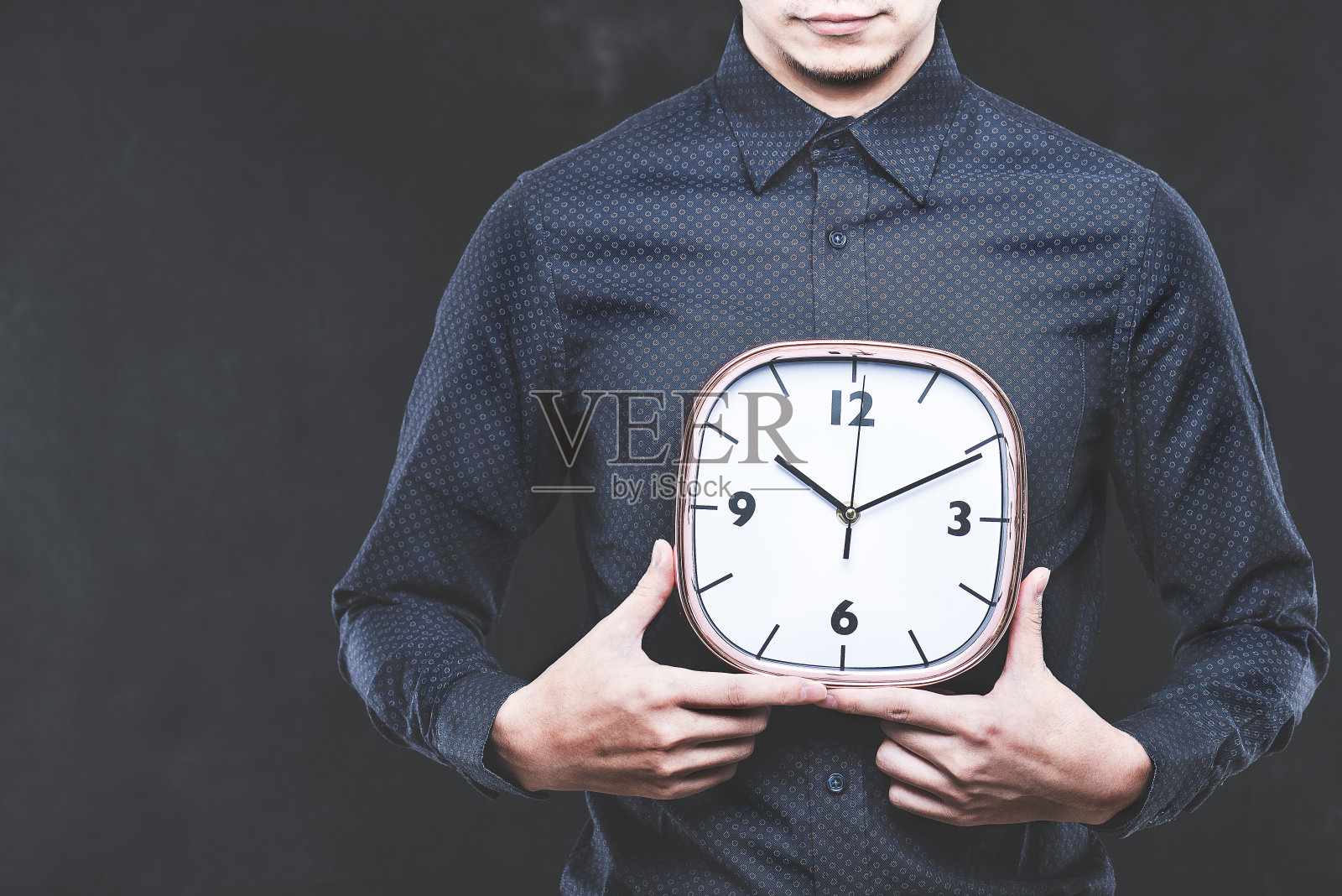 年轻的日本男子穿着一件黑色t恤和手表照片摄影图片