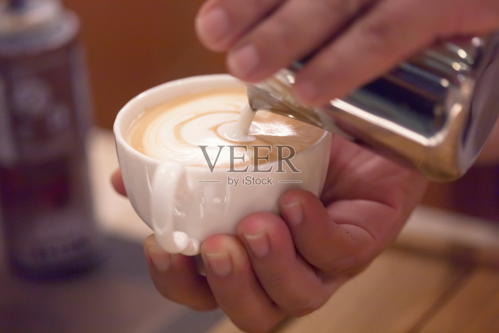 迷人的年轻人在咖啡厅享受芳香咖啡照片摄影图片