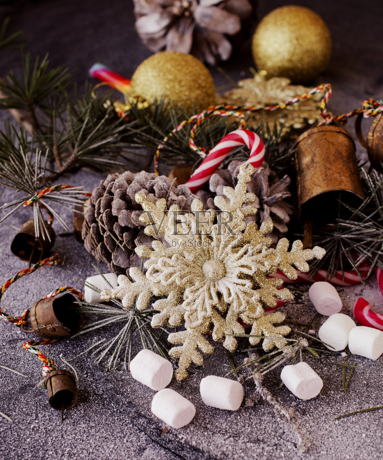 用冷杉树枝和装饰的圣诞卡照片摄影图片