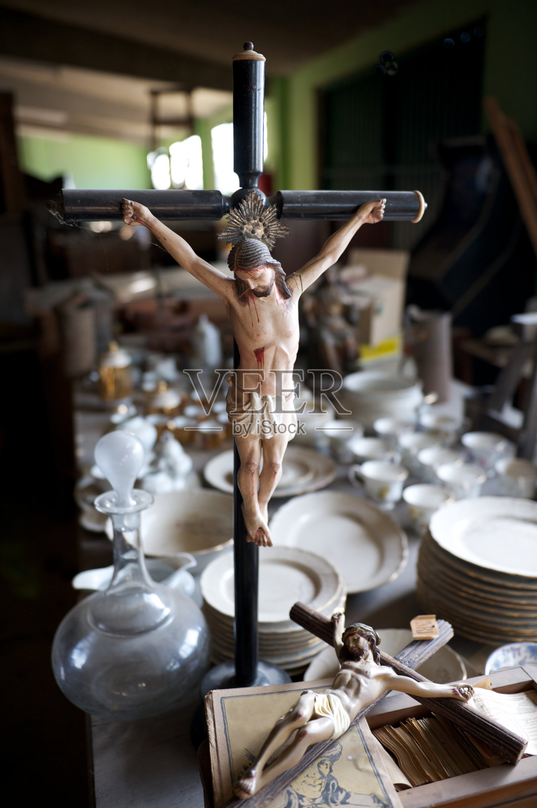 旧货店里的十字架雕像上的耶稣照片摄影图片