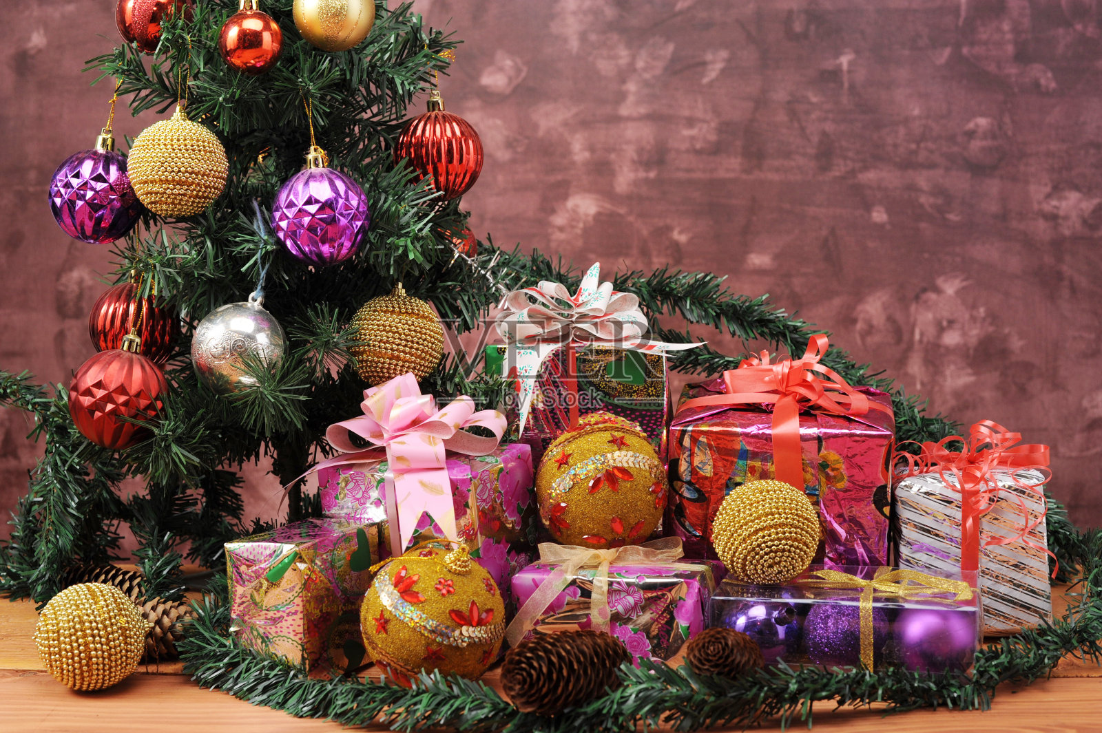 圣诞树和礼物照片摄影图片