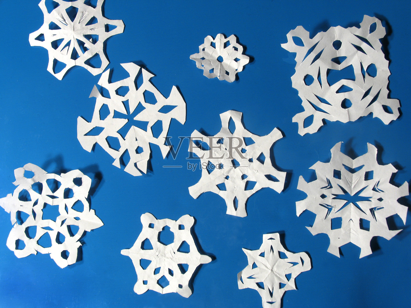 孩子的纸雪花照片摄影图片