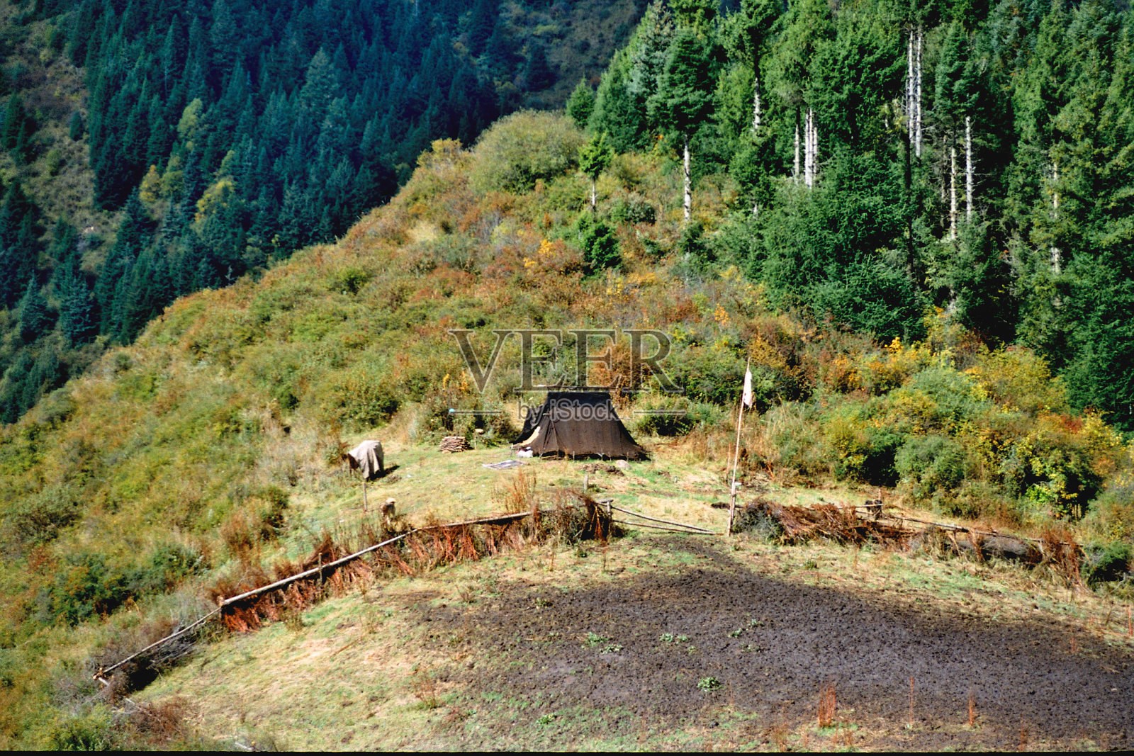 小屋在山腰照片摄影图片